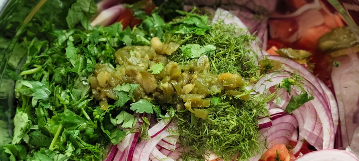 Добавляю перец ( можно заменить обычным красным острым перцем)