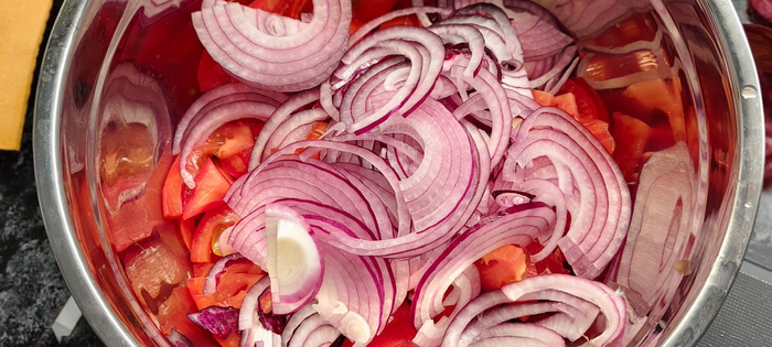 К томатам добавляю тонко порезанный полукольцами лук