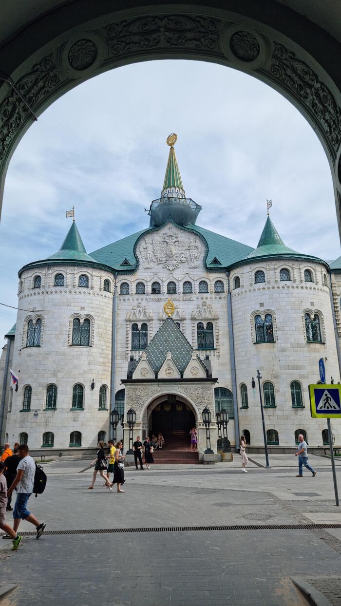 Это не просто банк, это целый сказочный замок! Где-то тут должны хранить драгоценности… ну или как минимум очень много денег.