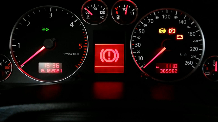 Значок ошибки на табло приборной панели авто