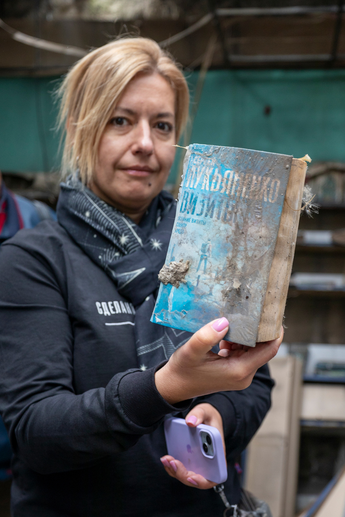 Мария Медушева, один из организаторов фестиваля, с Книгой Сергея Лукьяненко, который в этом году не смог приехать.