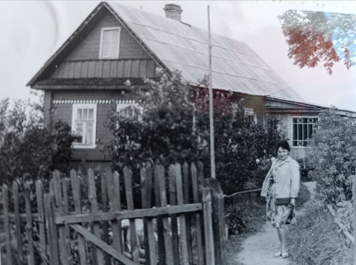 Середина семидесятых. Вместо крыльца теперь веранда, на которой можно собираться большой компанией. Вместо дранки на крышу положили шифер