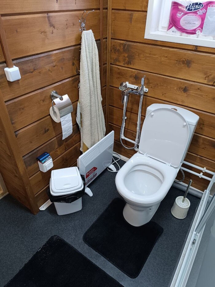 В ходе эксплуатации линолеум был заменен на плитку.