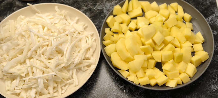 Нарезаю кубиком картофель