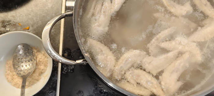 Шумовкой снимаю пену. Как только пена перестают выходить, добавляю коренья. лаврушку и перец.