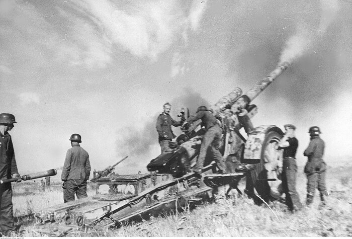 21-см пушка Mörser 18 ведет огонь