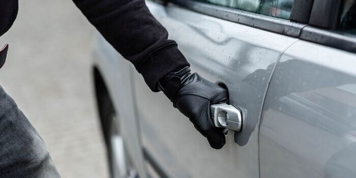 Угнали Lexus с платной стоянки: владелец парковки отказался возмещать ущерб — и в итоге заплатил гораздо больше