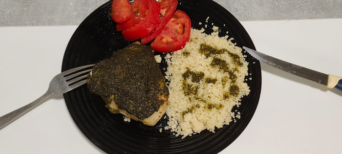 Выкладываю на тарелку курицу и кус-кус. Кус-кус поливаю соусом. Добавляю томаты. Это вкусно!