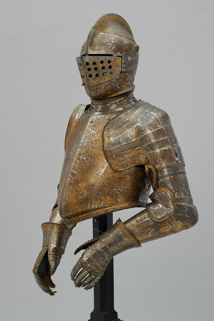 Датирован периодом около 1570–1580 годов. Поверхность обильно украшена гравюрами и состаренной позолотой.