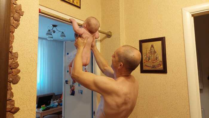 Приучаю сына к турнику