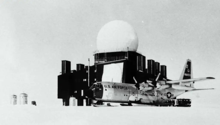 Радиолокационная станция дальнего радиолокационного обнаружения (DEW) в Гренландии обслуживается самолетом LC-130 . ВВС США.