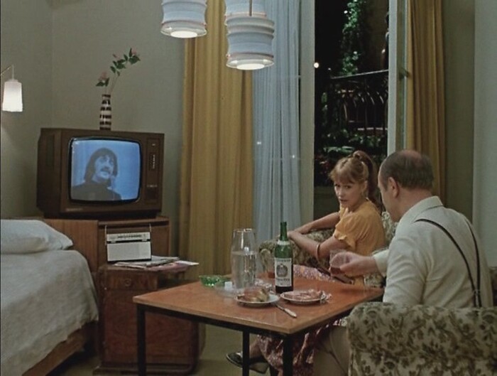 Леонид Куравлёв и Марина Неёлова в фильме 1980 года "Дамы приглашают кавалеров".