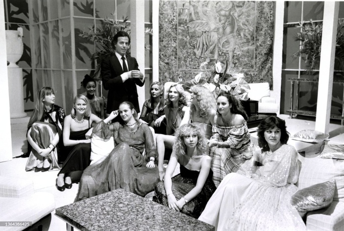 Хулио Иглесиас в компании девушек, на телешоу в Париже, 1 декабря 1980 года. Фото Патриса Пико.