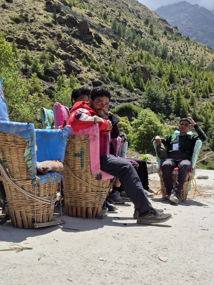 Бригада местных "таксистов" в ожидании клиентов