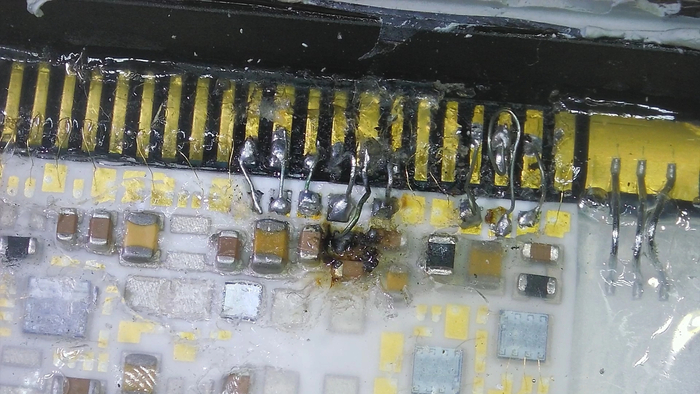 Это другая пайка бревном "на глазок" с трясущимися руками. Здесь было бы примерно так же, хорошо что не полезли