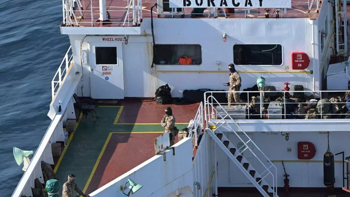 Продолжение поста «Макрон предложил "неделями задерживать корабли российского теневого флота"»