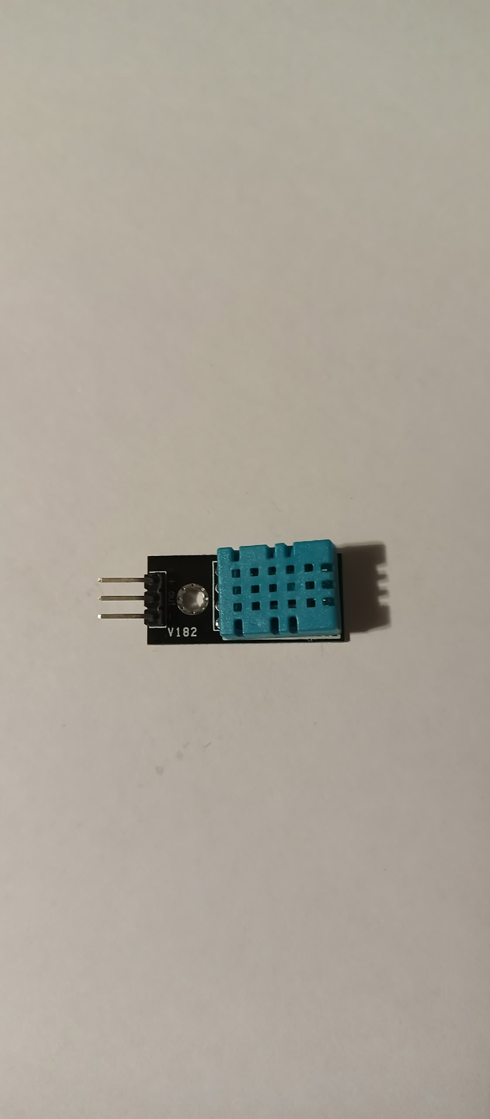 Датчик температуры/влажности DHT11. Из описания, этот датчик имеет погрешность измерения температуры 1-2 градуса. Погрешность влажности ±5%.