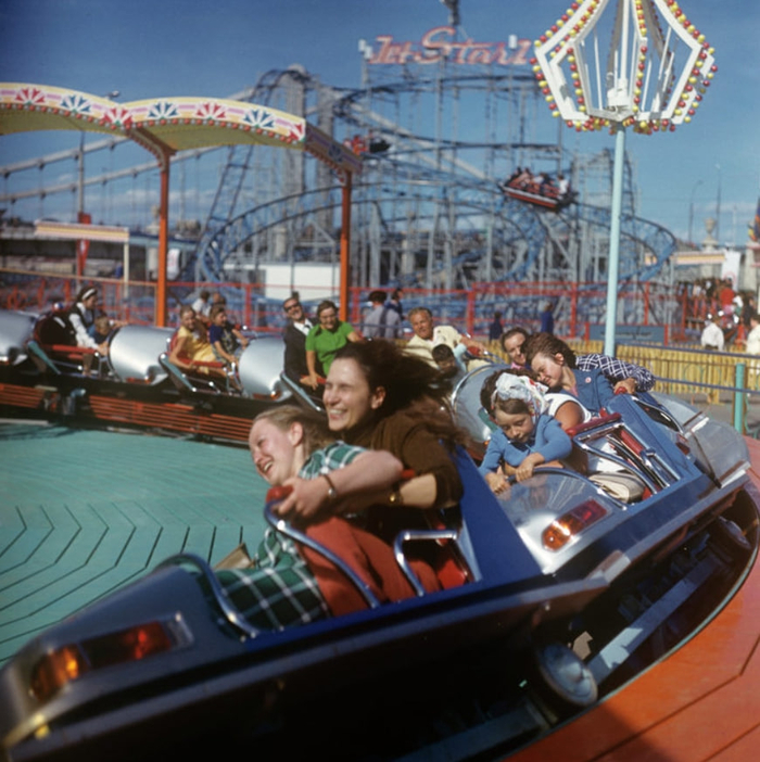 Центральный парк культуры и отдыха имени М. Горького. Катание на аттракционах, Москва, СССР, 1979 год. Фото Николай Зайцев