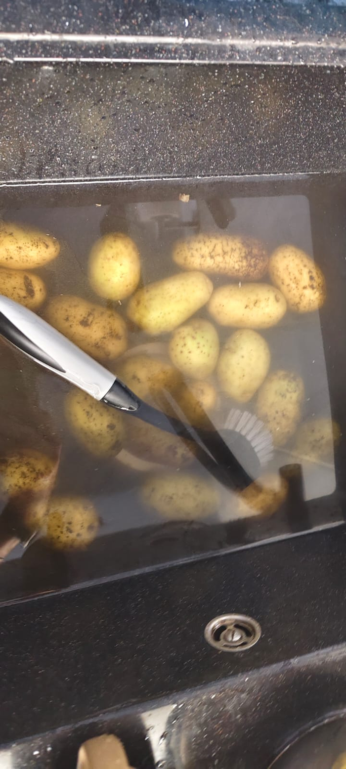 Промываю и оттираю картофель щёткой для посуды