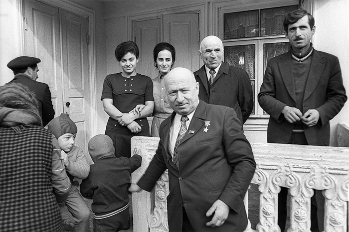 Мелитон Кантария у своего дома, 1975