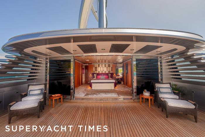 Вид внутрь каюты с палубы