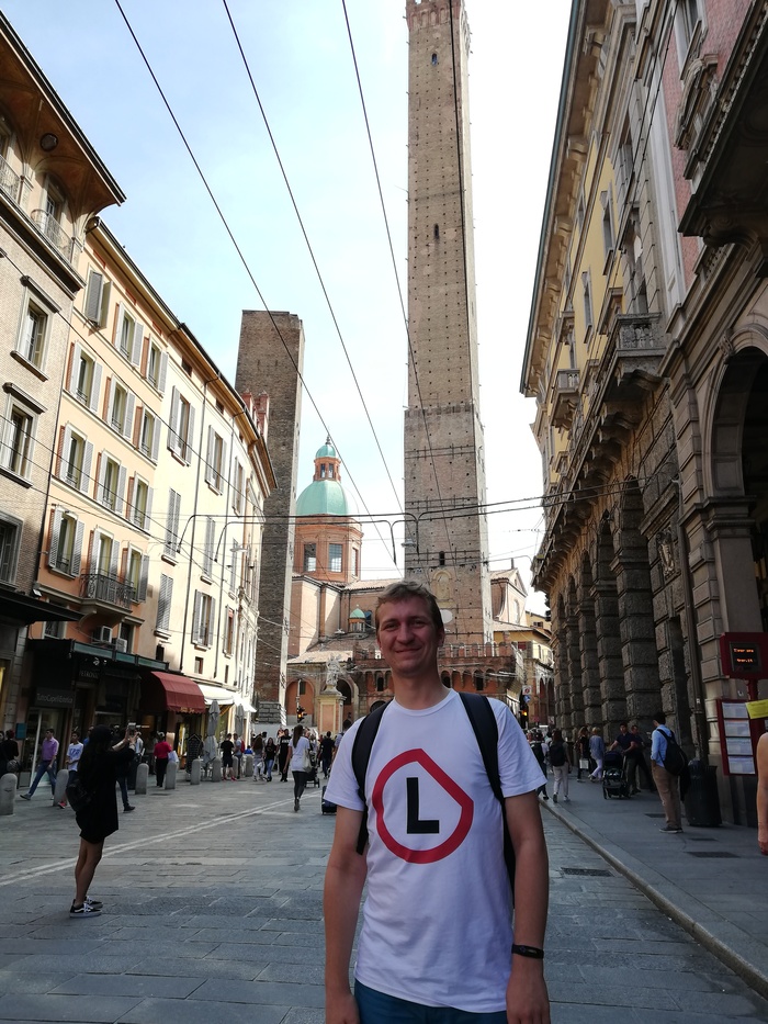 Не могу не пошутить про спагеттину на фоне, символично