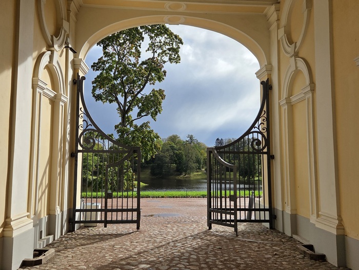 Вид на Нижний пруд со стороны дворца Меньшикова. Мы хотели обойти его по длинной части, но начался сильный дождь и в итоге выбрали короткий путь, пропустив часть парка