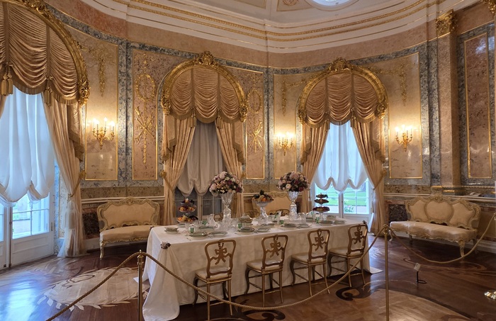 Ну и вполне классические интерьеры рококо присутствуют, без намеков на Китай