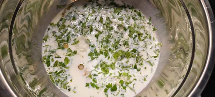 Добавляю нарубленную кинзу