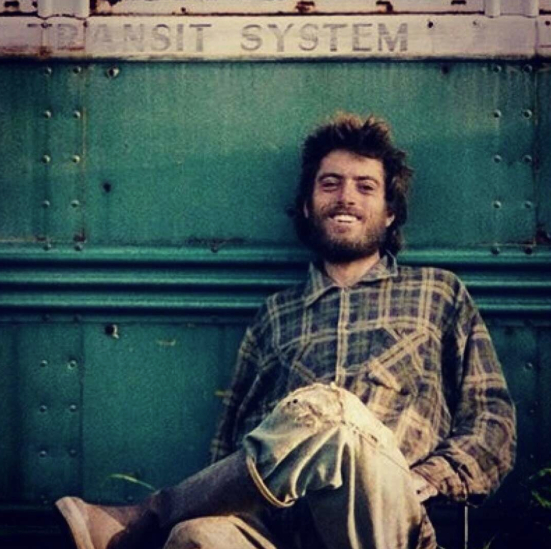 "Два года он идёт по земле. Без телефона, без бассейна, без домашних животных, без сигарет. Абсолютная свобода. Экстремист. Эстет". - Записи из дневника, найденного в автобусе