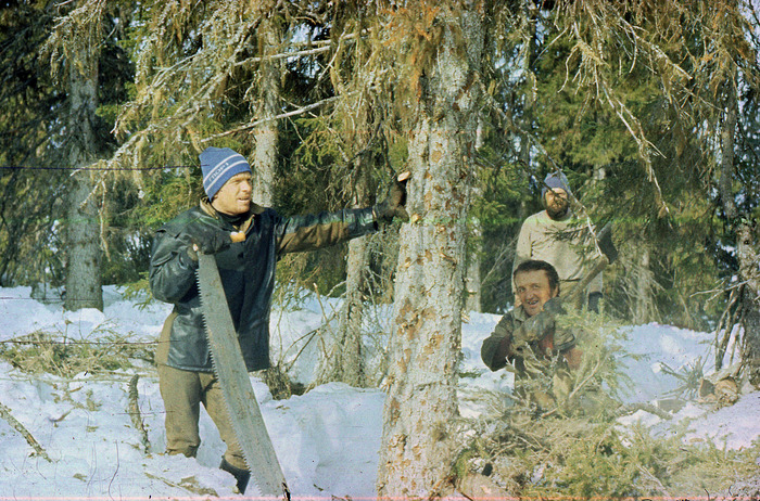 Строим лагерь на Осипане. С топором в руках - Олег Антонович по прозвищу Мамонт. Он же человек-гора, он же человекоподобный красавец, как его ласково называл начальник партии. Замечательный и добродушный человек с лицом злодея :-)