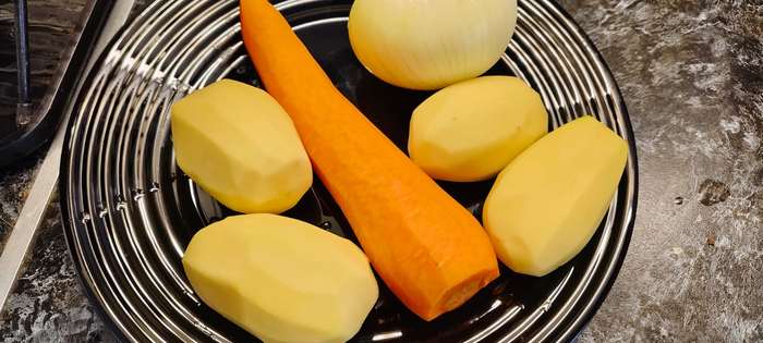 Очищаю овощи.