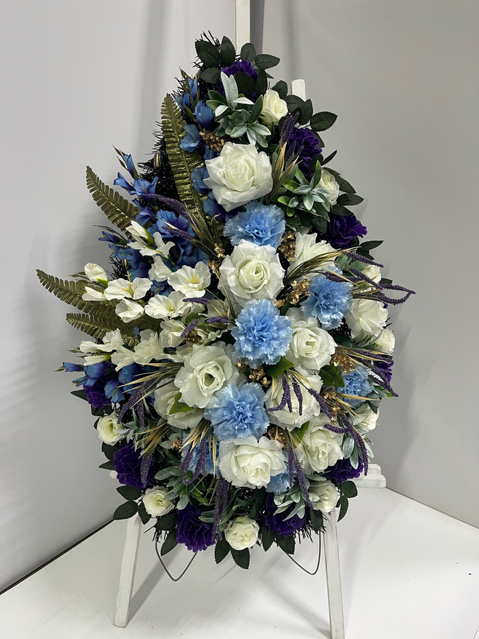 Венок "Ария". Вначале всем венкам мы давали названия связанные с музыкой.