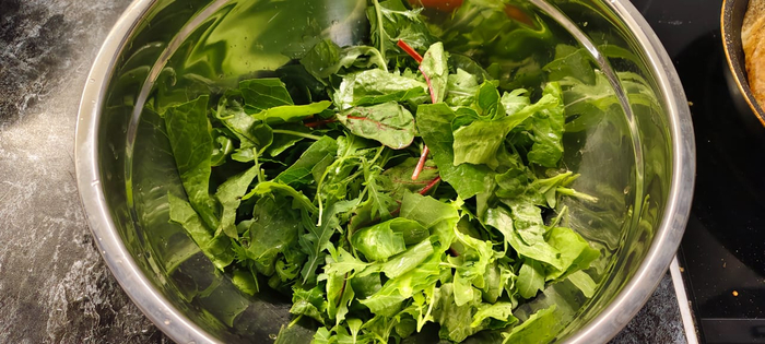 Руколу выкладываю в миску и рву руками туда салат Романо