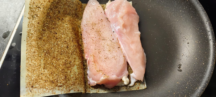 Бумага для жарки уже пропитана маслом и специями. Достаточно в неё завернуть нарезанное филе и выложить на сухую, разогретую сковороду. Обжариваю по несколько минут с каждой стороны.