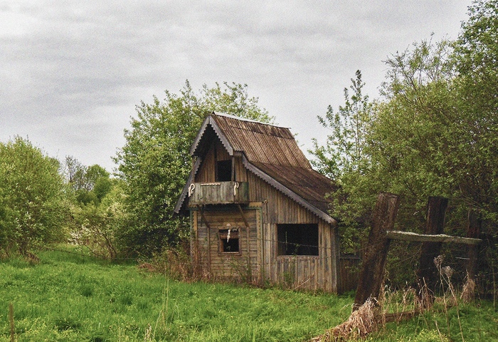 Заброшенный садовый домик