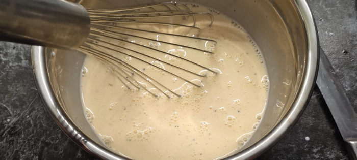 Делаю соус. Яйца смешиваю со сливками, солью и перцем.