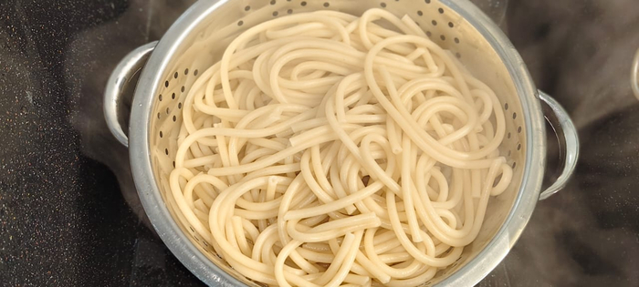 Готовые спагетти окинул на дуршлаг.