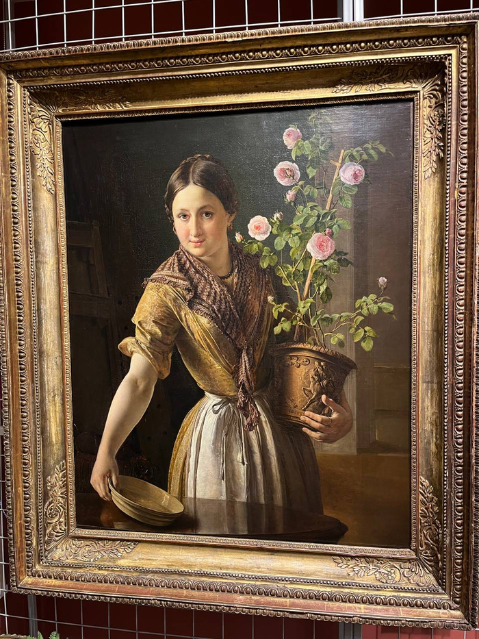 Девушка с горшком роз