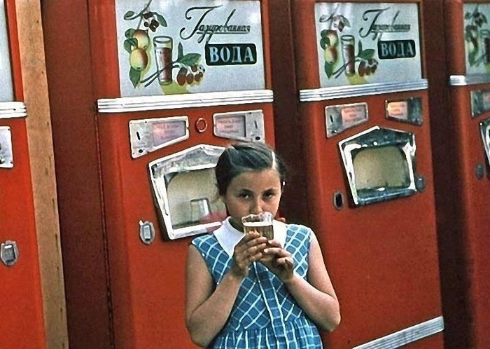 В те вpeмена мы всем гоpодом пили газировку из одного стакана и не боялись заразитьcя