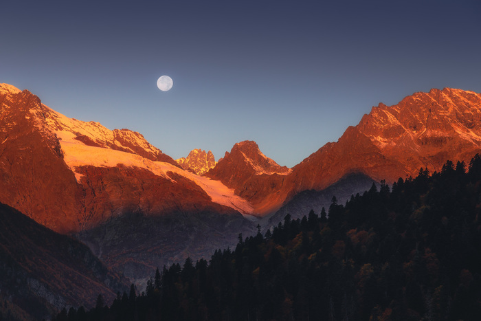 Закат луны над пиком Раздельный и скалами Аксаута. Октябрь, Домбай. Заставку на телефон традиционно закинул к себе в телегу aboutural