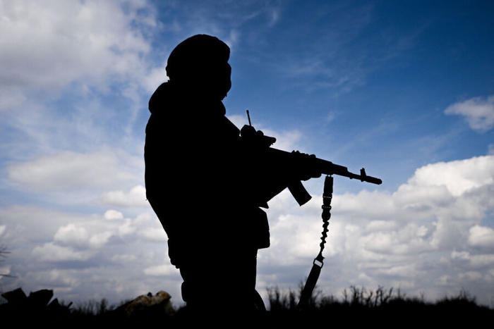 Солдат-срочник открыл огонь в российской воинской части. Что рассказал о произошедшем выживший?