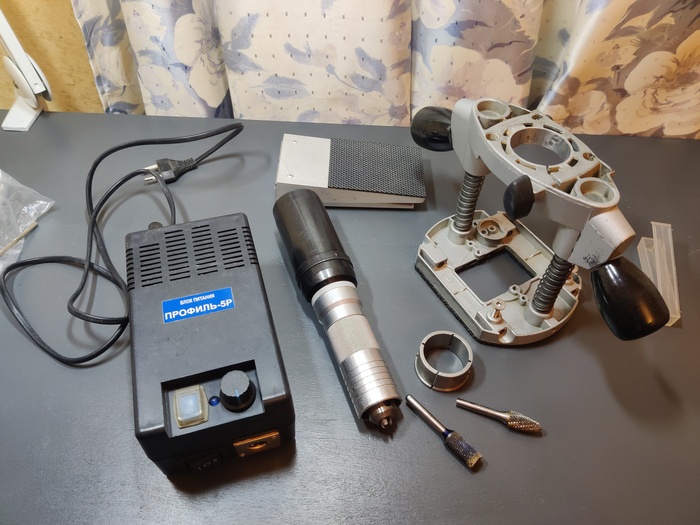 Педаль включения тоже есть.