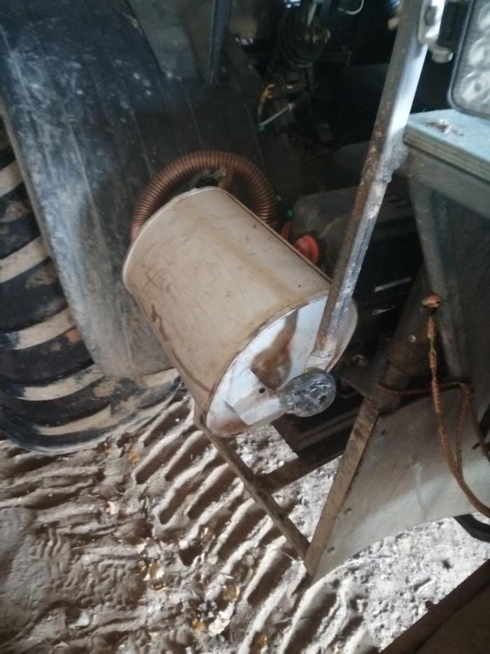 Висит на резинках от жигулей, Крепления на глушителе - без переделок.