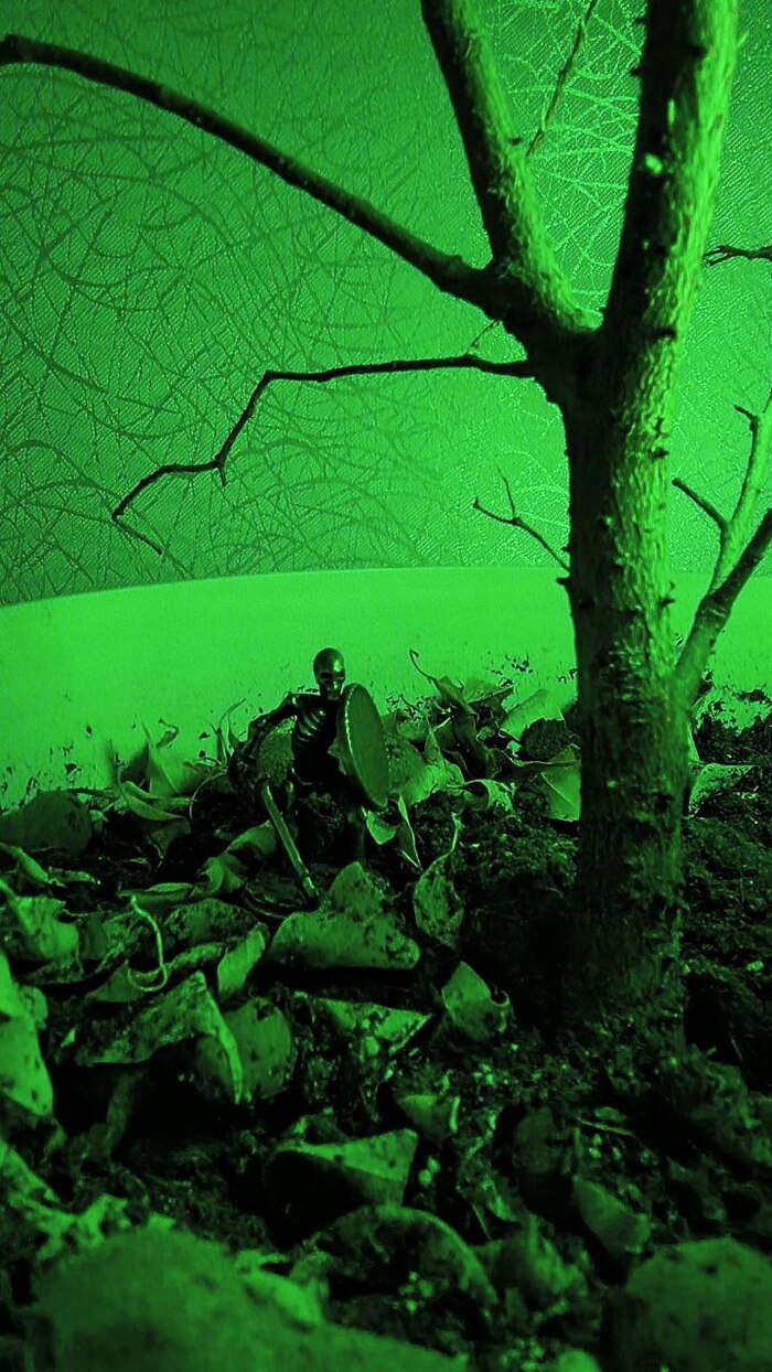 Отлитый из темной латуни, он несет печать веков.