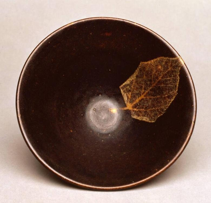 Чайная чаша с узором в виде листа. Китай, XII–XIII век