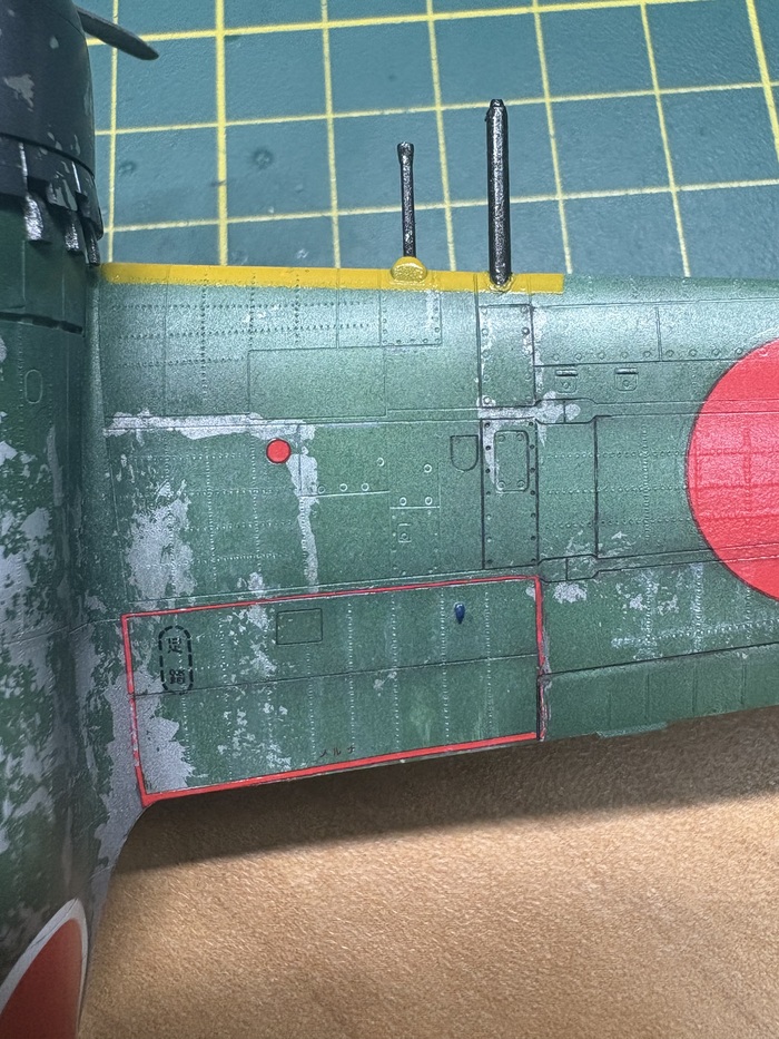 Начал наносить смывку, продемонстрировал белый фильтр, который лёг на клепку.