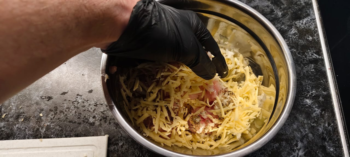 Вымешиваю фарш. Отставляю в сторону