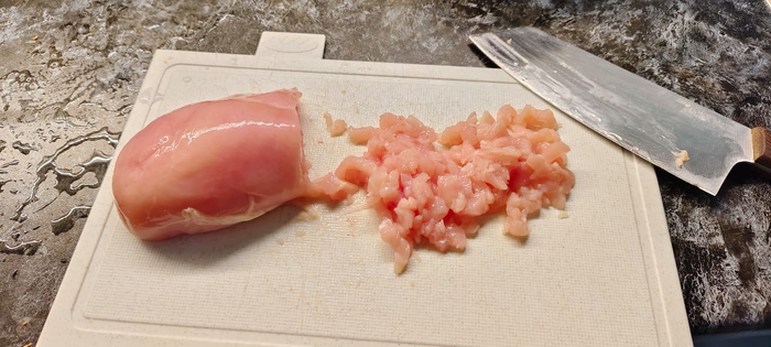 Курицу рублю ножом в мелкий фарш