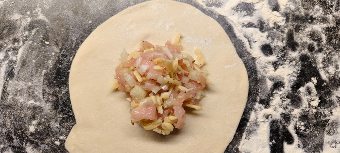 Тесто раскатываю в блин и добавляю начинку